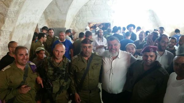 יותר מ-1000 מתפללים בקבר יוסף