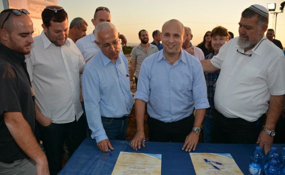 בנט הניח אבן פינה לאזורי תעשייה חדשים בשומרון