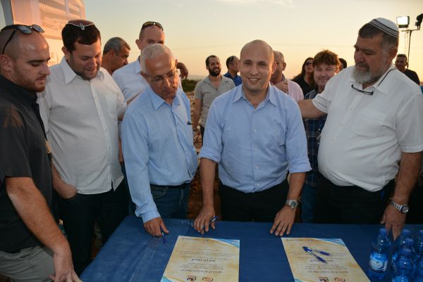בנט הניח אבן פינה לאזורי תעשייה חדשים בשומרון