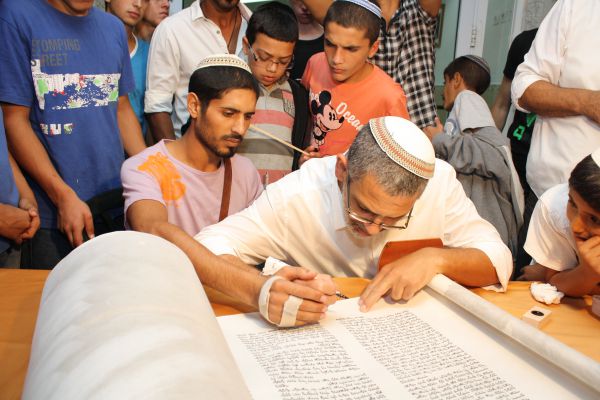 הפצוע מ'צוק איתן' כובד בכתיבת אות בספר התורה