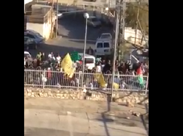 אסיר חמאס השתחרר; מאות צעדו עם דגלי טרור