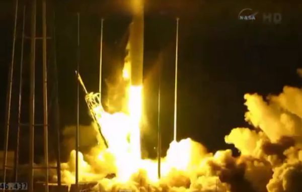 לעיני המצלמות: טיל שוגר לחלל והתפוצץ