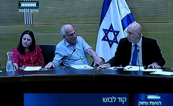 צפו: החולצה של איילת שקד עולה לדיון בכנסת