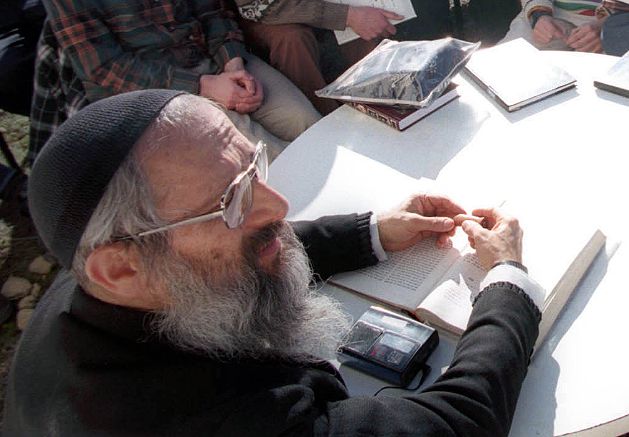 שאלת חג: לישון בסוכה או עם אשתי בבית?