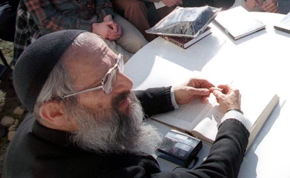 שאלת חג: לישון בסוכה או עם אשתי בבית?