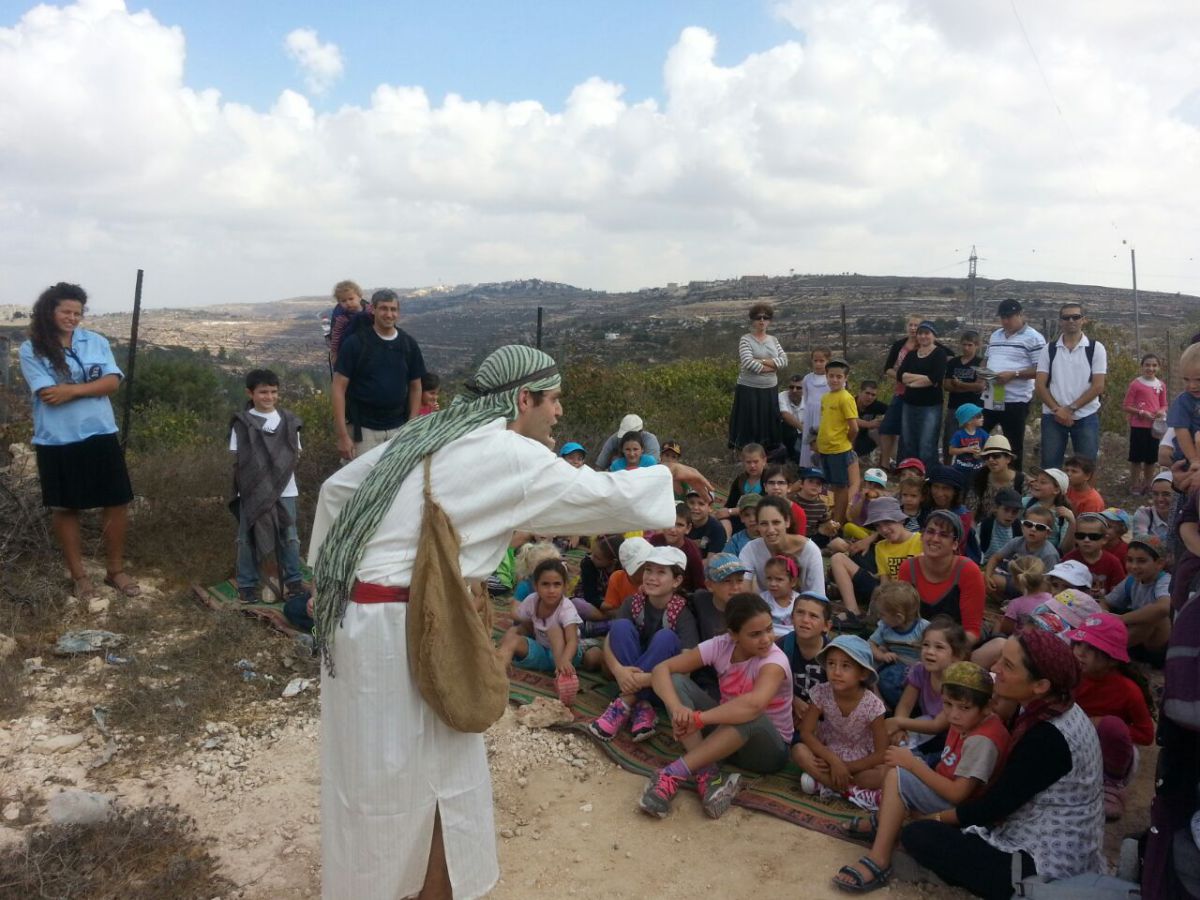 אלפי מטיילים בדרך האבות שבגוש עציון