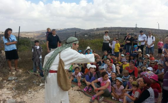 אלפי מטיילים בדרך האבות שבגוש עציון