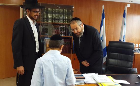 ישן ברכב כדי לראות את הרב הראשי