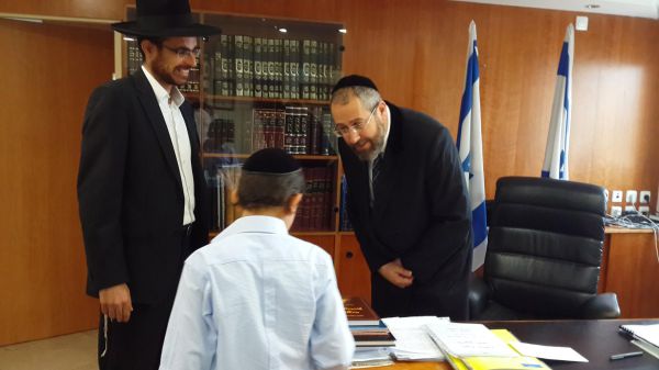 ישן ברכב כדי לראות את הרב הראשי