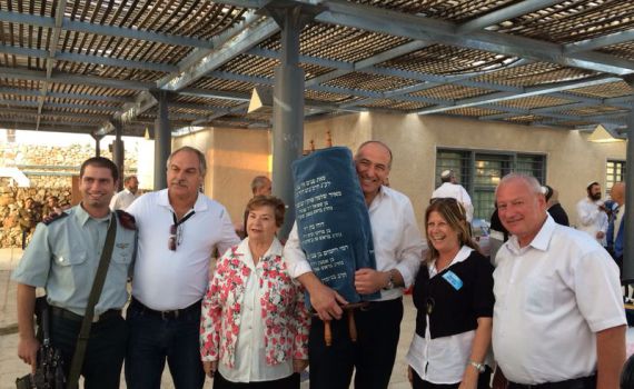 הסטוריה: ספר תורה הוכנס לגבעת התחמושת