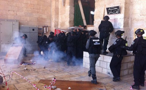 ערבים מתפרעים בהר הבית: 3 שוטרים נפצעו