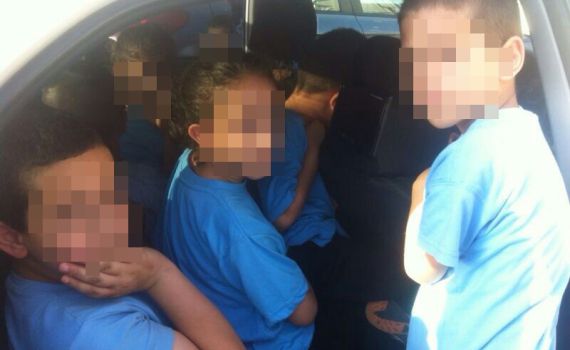 השוטרים נדהמו: 16 ילדים בתוך רכב פרטי