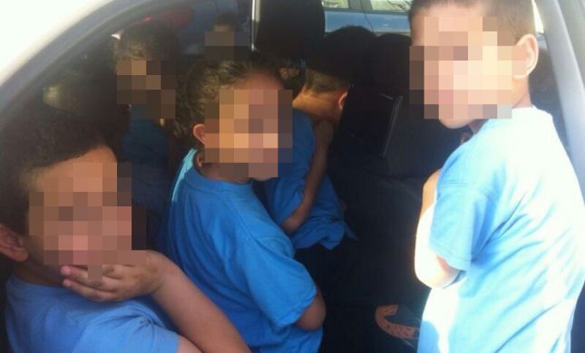  השוטרים נדהמו: 16 ילדים בתוך רכב פרטי