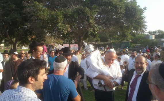 חנוכת בית כנסת והכנסת ס"ת בקיבוץ 'חולית'
