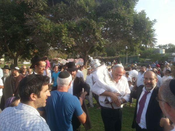 חנוכת בית כנסת והכנסת ס"ת בקיבוץ 'חולית'