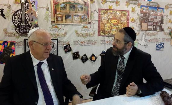 שמחת בית השואבה בסוכתו של הרב הראשי