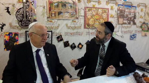 שמחת בית השואבה בסוכתו של הרב הראשי