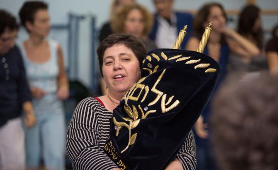 בית הלל: "לאפשר לנשים לרקוד עם ספרי תורה"