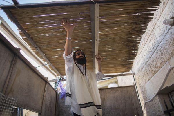 אחת ולתמיד: מדוע חסידי חב"ד לא ישנים בסוכה?