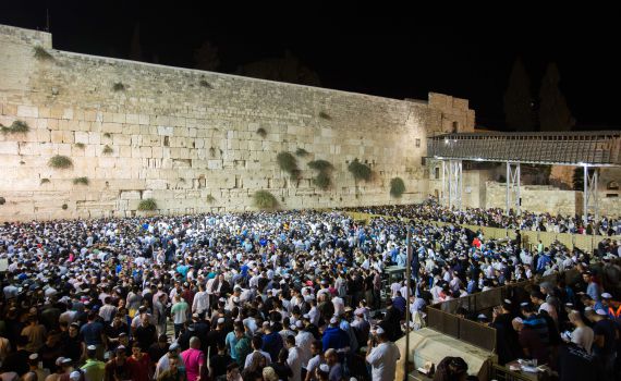 צפו: עשרות אלפים שרים 'אדון הסליחות' בכותל