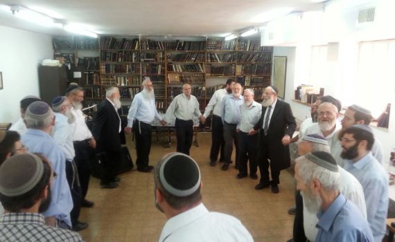 אברכי 'הלכה ברורה' רקדו עם רבה של ירושלים