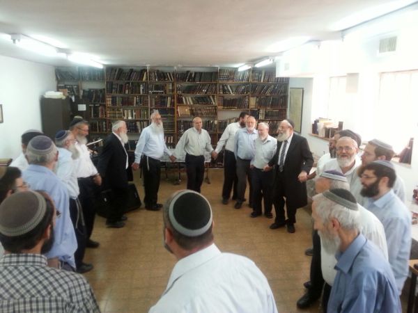 אברכי 'הלכה ברורה' רקדו עם רבה של ירושלים