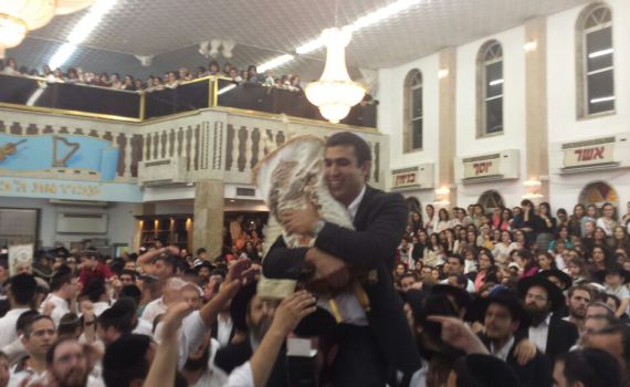 צפו: תיעוד ההקפות השניות בכפר חב"ד