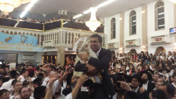 צפו: תיעוד ההקפות השניות בכפר חב"ד