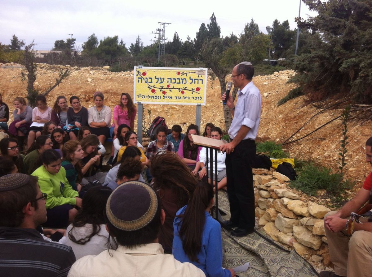 נחנך שלט הנצחה ליד המקום בו נחטפו הנערים