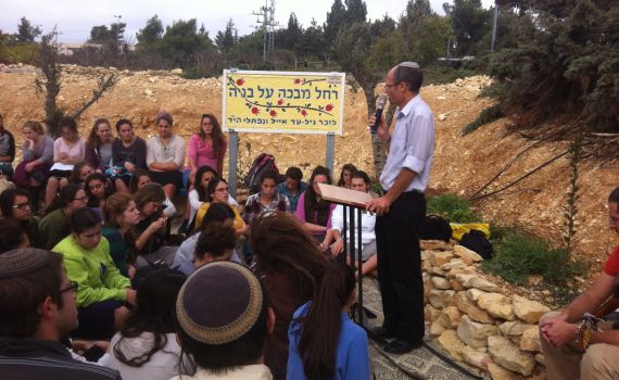 נחנך שלט הנצחה ליד המקום בו נחטפו הנערים