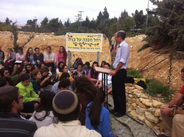 נחנך שלט הנצחה ליד המקום בו נחטפו הנערים