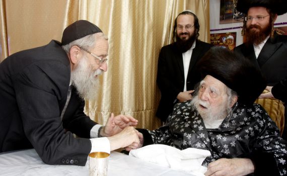 האדמו״ר מערלוי העניק את תמיכתו לרב שטרן