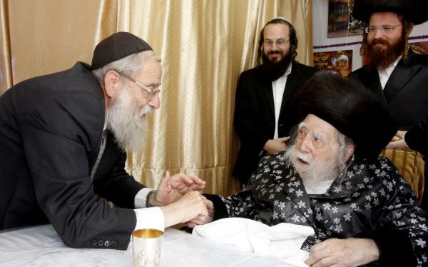 האדמו״ר מערלוי העניק את תמיכתו לרב שטרן