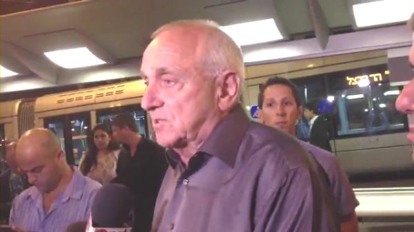 צפו: במקום להתפטר אהרונוביץ' מברבר