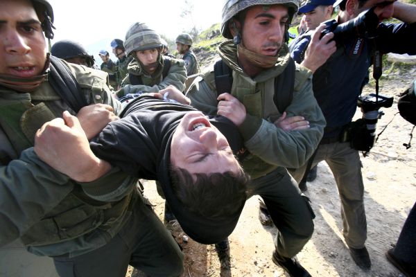 קצין משטרה תקף מתנחל ויפצה אותו ב- 23,000 ₪