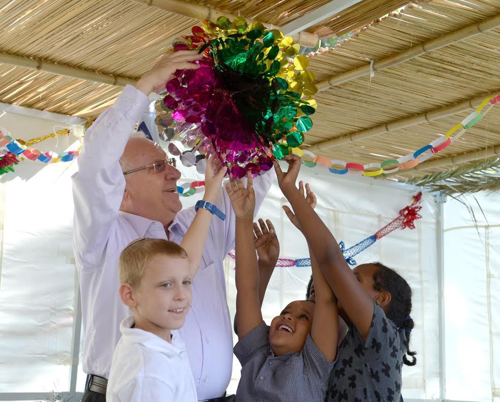 צפו: ריבלין מקשט את הסוכה הנשיאותית