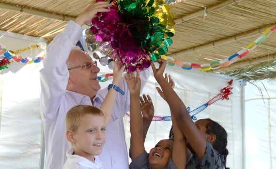 צפו: ריבלין מקשט את הסוכה הנשיאותית
