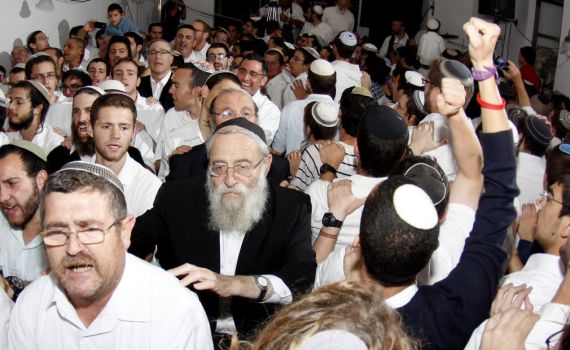 תמונות: הרב אריה שטרן בהקפות שניות בבית הרב