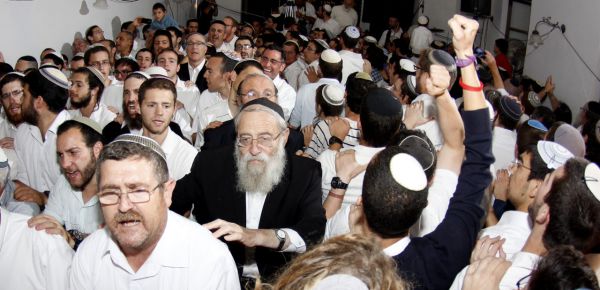 תמונות: הרב אריה שטרן בהקפות שניות בבית הרב