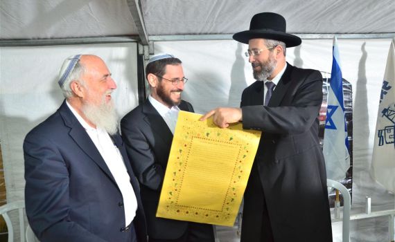 הרב לאו ברך 'מציב גבול אלמנה' בהכתרת רבה של עשהאל