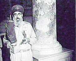 המוסלמים מאיימים לפגוע בעלייה להר הבית לזכר הרב גורן