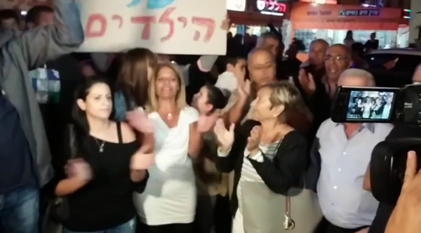 צפו. עשרות בהפגנת תמיכה באיתמר שמעוני