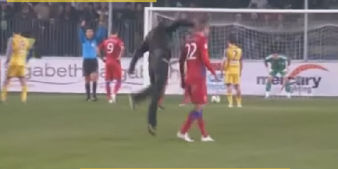 לא רק בבלומפילד. אלימות במגרשי כדורגל