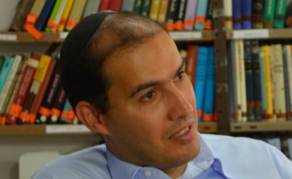 הרב שהתיר לאביב גפן לשיר בשבעה חושף את הפסק עליו נסמך