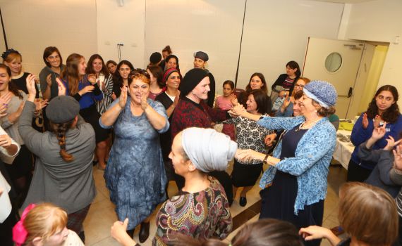מסיבת חגיגט ל-12 נשים במדרשת לינדנבאום