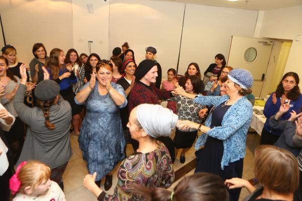 מסיבת חגיגט ל-12 נשים במדרשת לינדנבאום