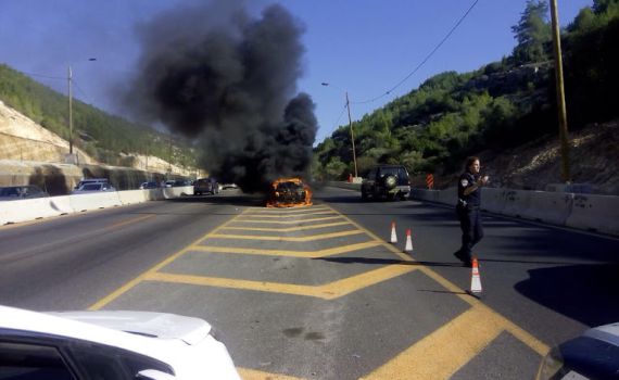תמונה: כביש מס' 1 – רכב עולה באש ליד בית שמש