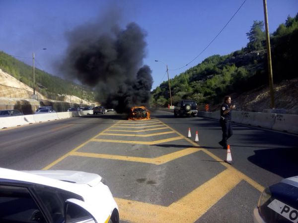תמונה: כביש מס' 1 – רכב עולה באש ליד בית שמש