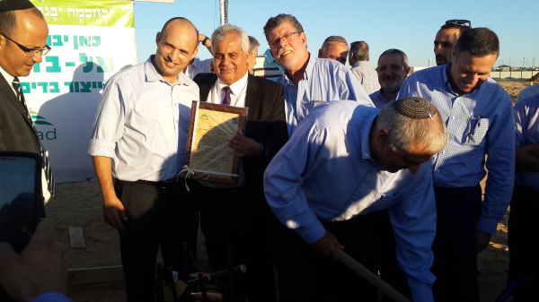 השר בנט הניח אבן פינה למפעל 'על בד' בדימונה
