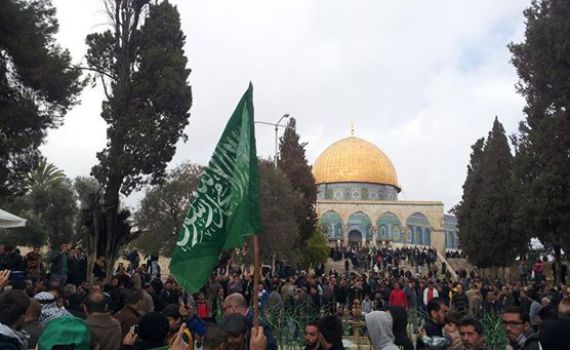 צפו: רעולי פנים השתוללו בהר הבית עם דגלי חמאס